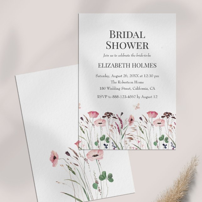 Invitation Fête des mariées de prairie à pavot rose aquarelle (Watercolor Pink Poppy Meadow Bridal Shower Invitation on a table.)