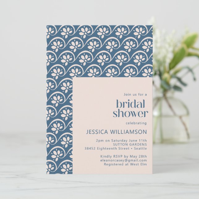 Invitation Fête des mariées florale bleu scandinave moderne (Debout devant)