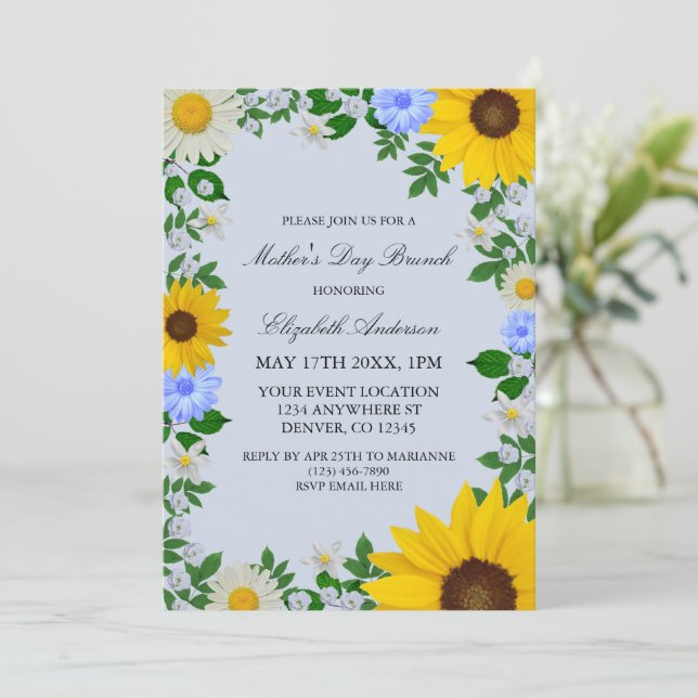 Invitation Fête des mères florales de la marguerite de tourne (Debout devant)