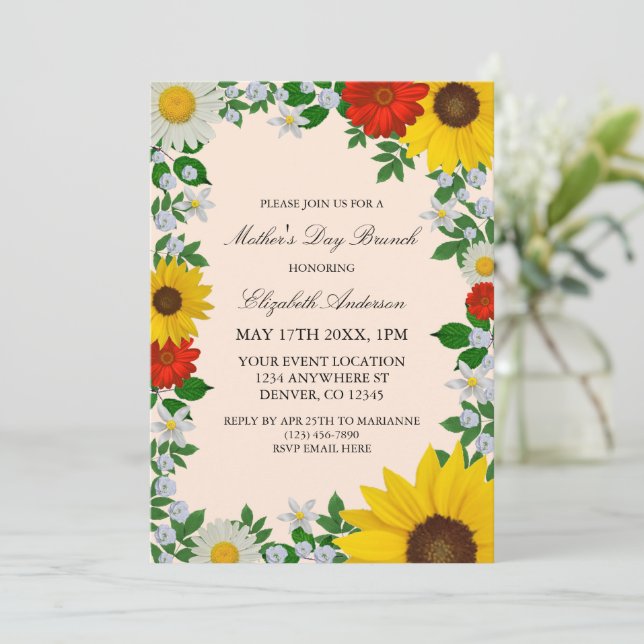 Invitation Fête des mères florales de la marguerite de tourne (Debout devant)