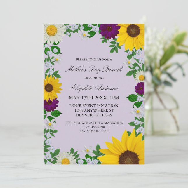 Invitation Fête des mères florales de la marguerite de tourne (Debout devant)
