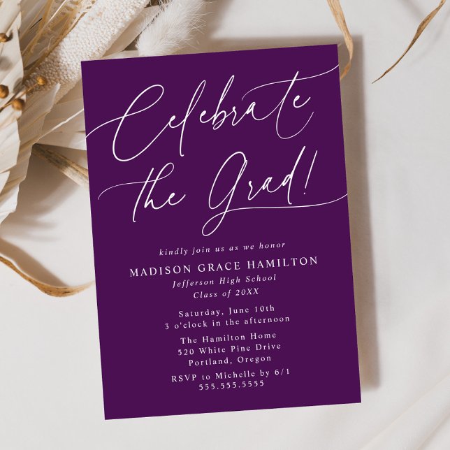 Invitation Fêtez la fête de Grad Script Purple Graduation Par (Créateur téléchargé)
