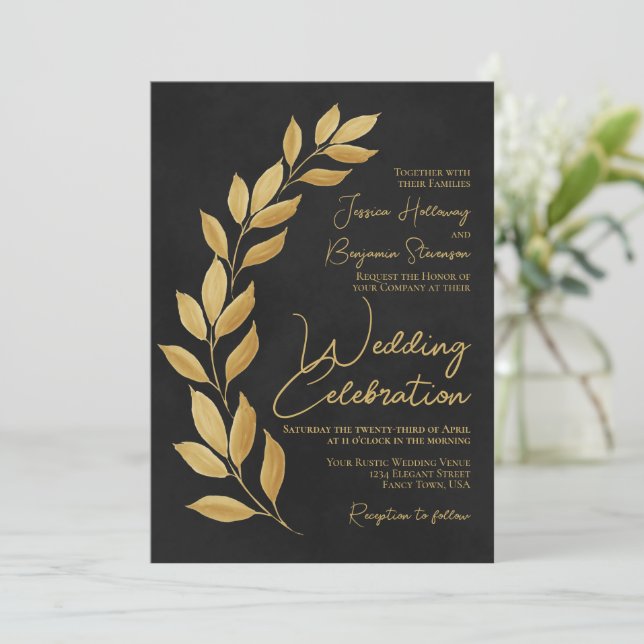 Invitation Feuilles dorés de script moderne sur Mariage noir (Debout devant)