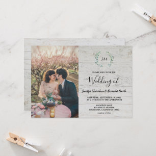 Invitation Feuilles rustiques sur photo de monogramme en bois