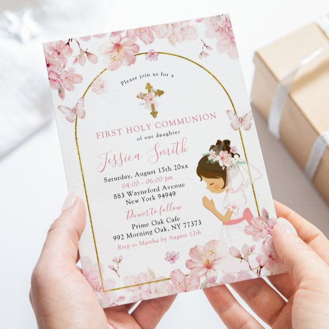 Invitation Fille au cerisier rose en fleurs agenouillée premi (Créateur téléchargé)