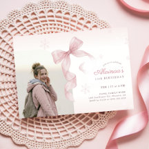 Fille au flocon de neige avec noeud rose hivernal