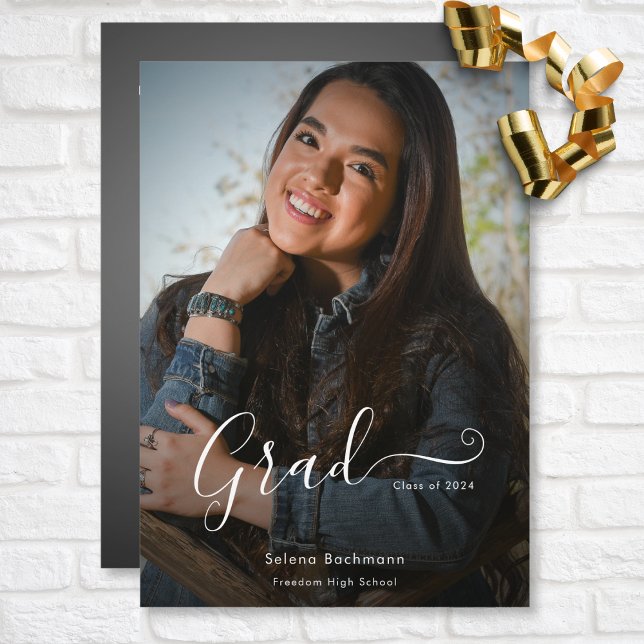 Invitation Fille moderne Script Dark Photo Party Graduation (Modern Girly Script Dark Photo Graduation Party Invitation)
