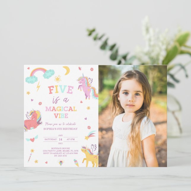 Invitation Five est une Vibe Magique Unicorn 5e Anniversaire  (Debout devant)