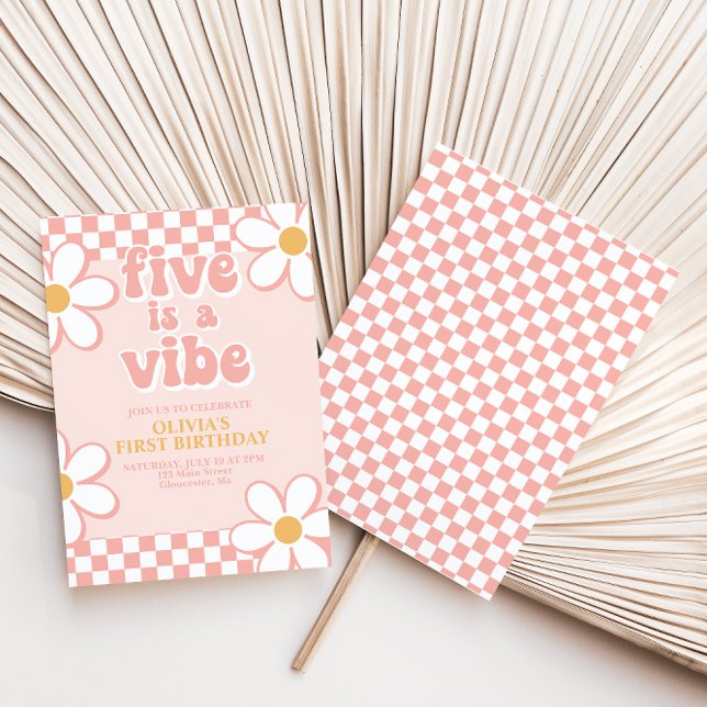 Invitation Five est une Vibe Retro Check Pink Daisy (Créateur téléchargé)