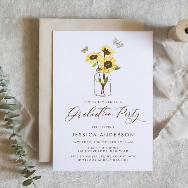 Invitation Fleurs de soleil jaunes à Mason Jar fête de gradua (Customizable rustic graduation invitation featuring sunflowers in a mason jar.)