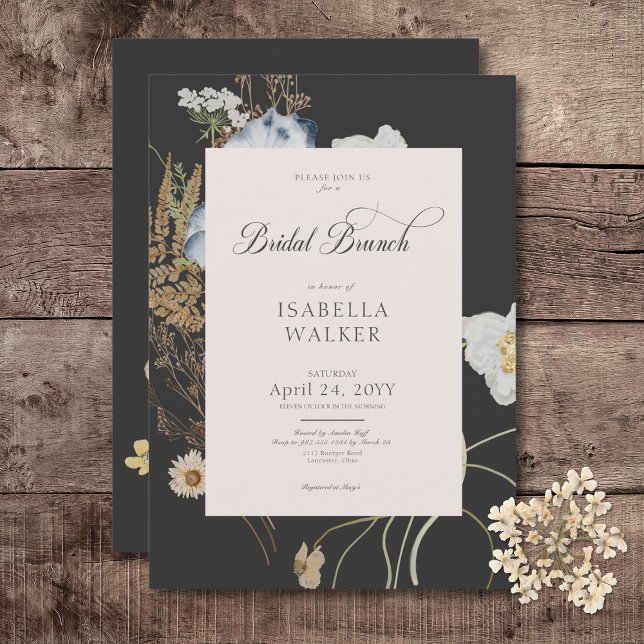 Invitation Fleurs sauvages rustiques sur le Brunch nuptial du (Rustic Wildflowers on Charcoal Bridal Brunch Invitation)
