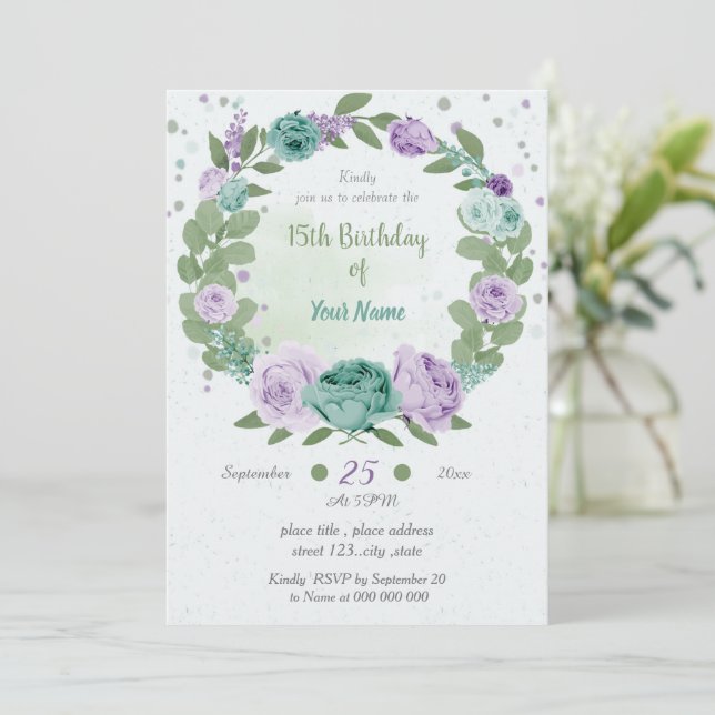 Invitation fleurs violettes bleues verdure couronne anniversa (Debout devant)