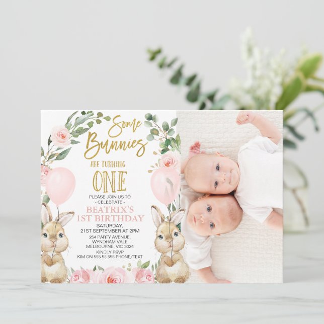 Invitation Floral Rose Girl Twins Quelques lapins 1er anniver (Debout devant)