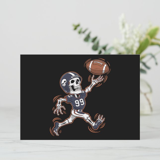 Invitation Football américain Squelette Halloween Football (Debout devant)