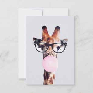 INVITATION GIRAFFE PORTANT DES VERRES SOUFFRANT UN BUBBLEGUM