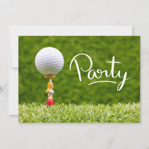 Invitation Golf ball est sur le tee sur l'herbe verte arrière
