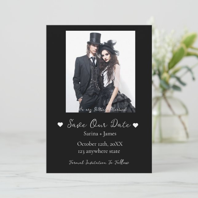 Invitation Gothique Halloween Noir Enregistrer la date Mariag (Debout devant)