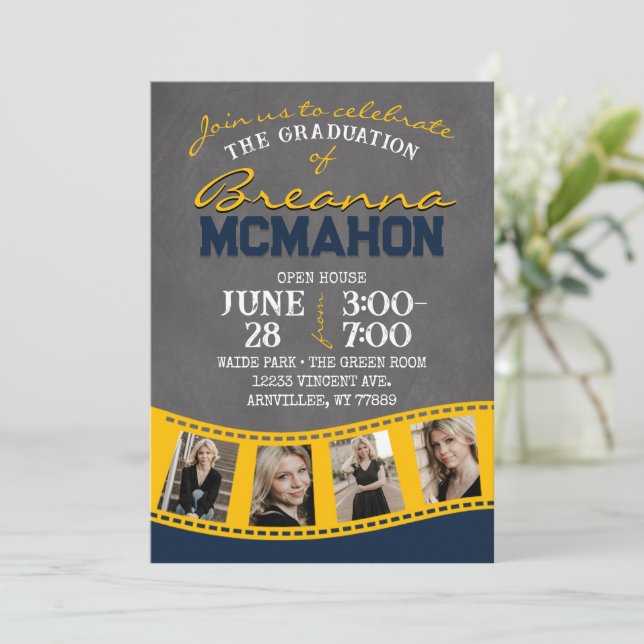 Invitation Graduation de la bande de film Navy & Gold Chalkbo (Debout devant)