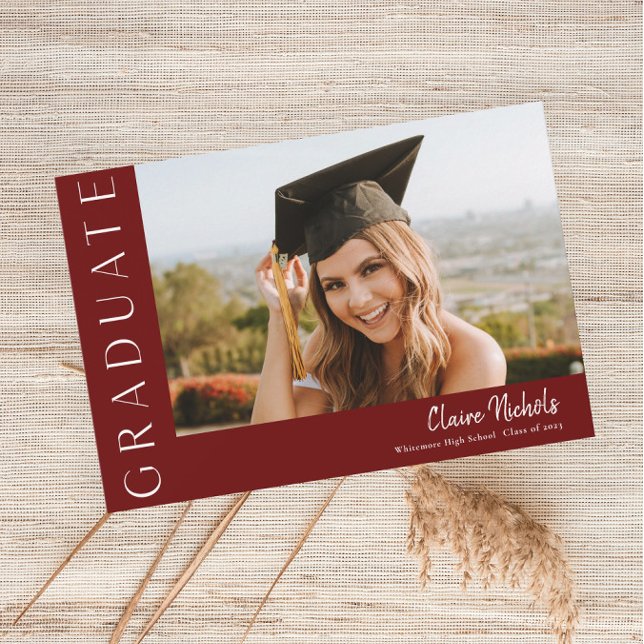 Invitation Graduation photo horizontale moderne (Modern Typography Maroon Photo Graduation Invitations.)