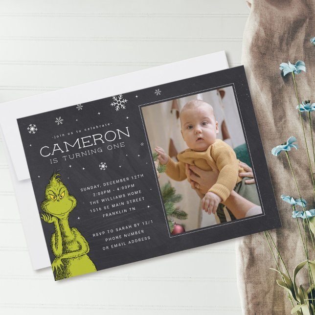 Invitation Grinch Chalkboard Anniversaire (Invitation on table)