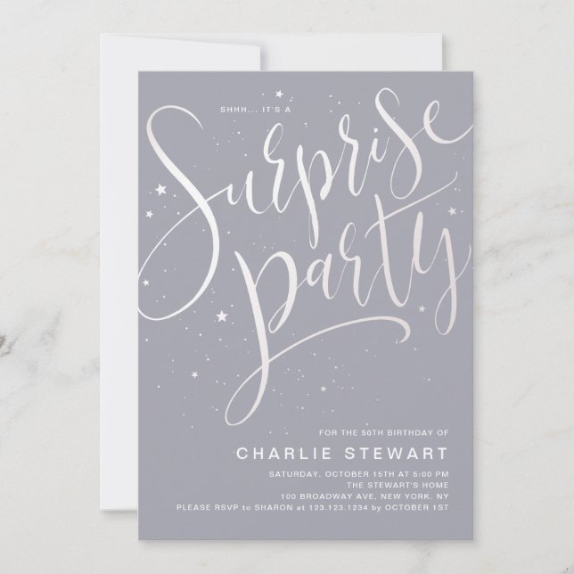 Invitation Gris moderne Script Surprise Anniversaire Blanc (Devant)
