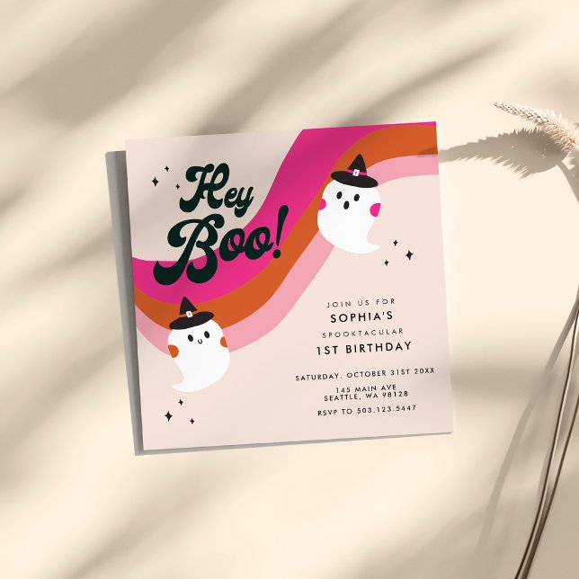 Invitation Groovy Rétro Fantôme Mignon Hey Boo 1er Anniversai (A groovy retro cute ghost square invitation for a child's 1st birthday party)