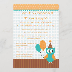 Invitation Hibou d'amusement tenant l'invitation de fête