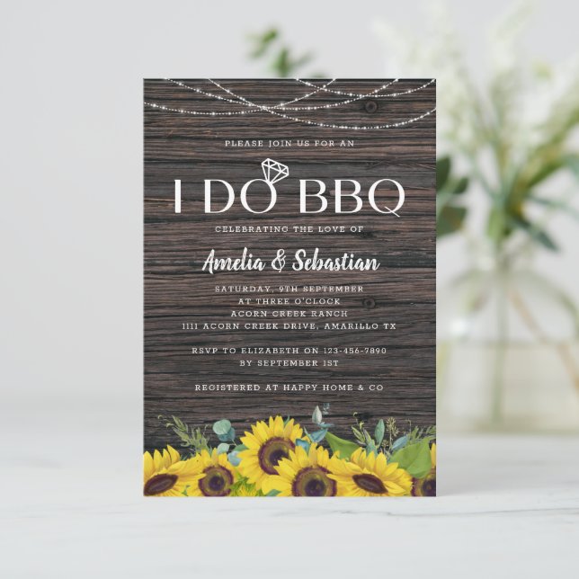 Invitation I Do BBQ Wood Lights Sunflower Fête des mariées (Debout devant)