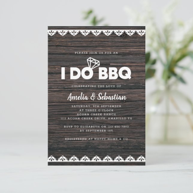 Invitation Je fais BBQ Fête des mariées dentelle en bois (Debout devant)