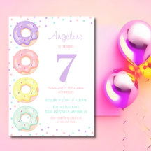 Jolis gâteaux saupoudrés colorés pour l'anniversai