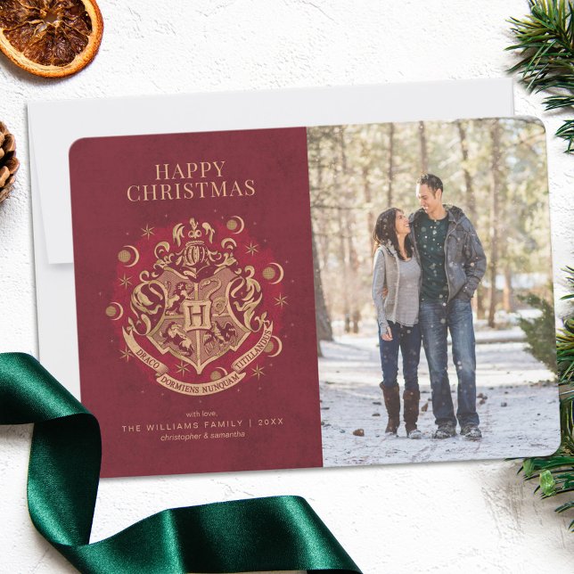 Invitation Joyeux Noël | Photo de la famille de crêtes HOGWAR (Card on table)