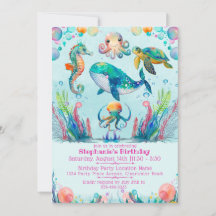 La fille est sous l'invitation d'anniversaire de l