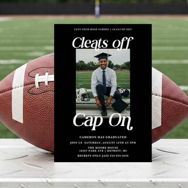 Invitation La graduation de l'athlète élimine le Casquette (Athlete Graduation Invitation. Cleats off Cap on.)