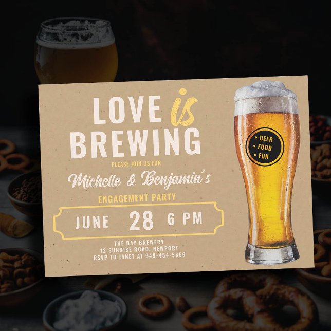 Invitation L'amour brasse la bière Fiançailles de Kraft Coupl (love is brewing beer engagement party invitation brewery party rustic kraft paper)