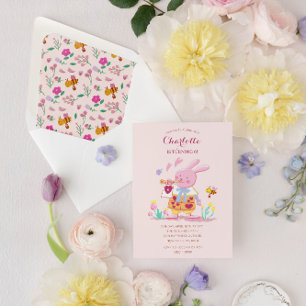 Invitation lapin rose aquarelle dans le jardin anniversaire d