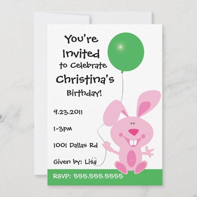 Invitation Lapin rose tenant l'invitation vert d'anniversaire (Devant)