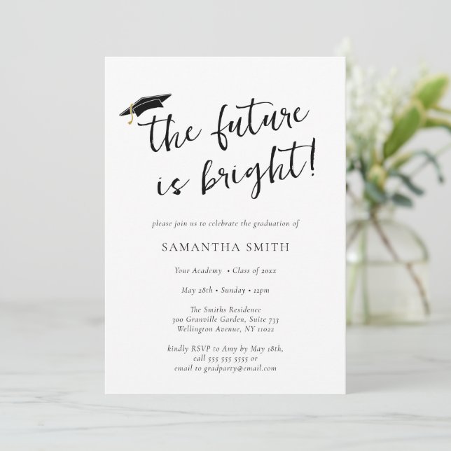 Invitation L'Avenir Est Bright Script Graduation Cap Party (Debout devant)