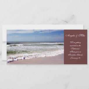 Invitation Les vagues s'écrasent sur la plage de sable