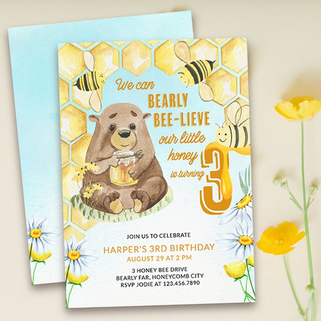Invitation Little Honey Bearly Bee lieve 3e Anniversaire Bee (Bet you can bearly bee-lieve your little honey is three already! Super cute bee & bear theme invite)
