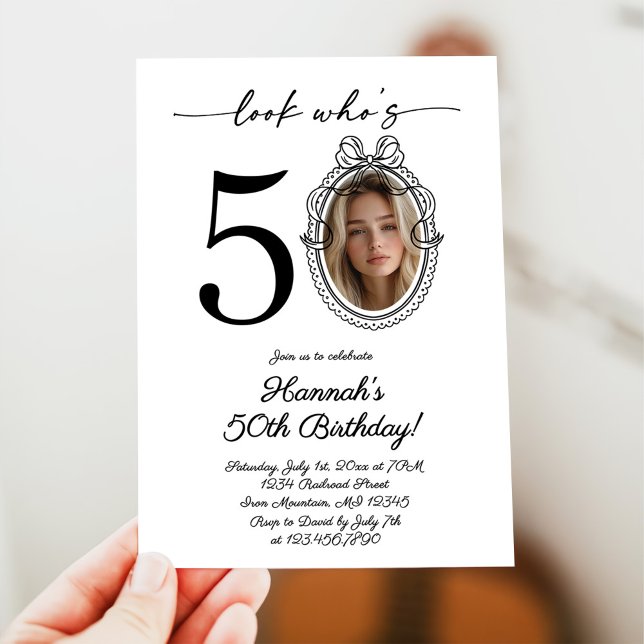 Invitation Look moderne Qui est 50 Photo Adulte Anniversaire (Créateur téléchargé)
