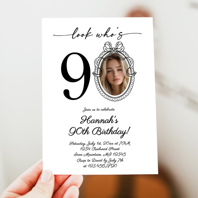 Invitation Look moderne Qui est 90 Photo Adulte Anniversaire (Créateur téléchargé)