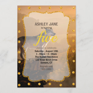 Invitation Loup gris debout sur un rocher dans la forêt