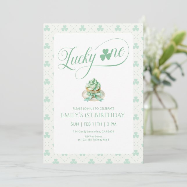 Invitation Lucky One Cupcake First Birthday (Debout devant)