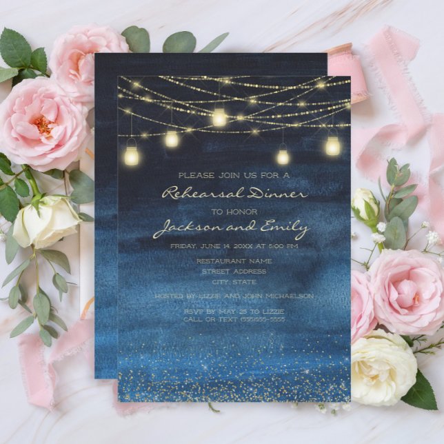 Invitation Lumières de corde dorée bleue marine Dîner de répé (Navy blue and gold string lights rehearsal dinner invitation)
