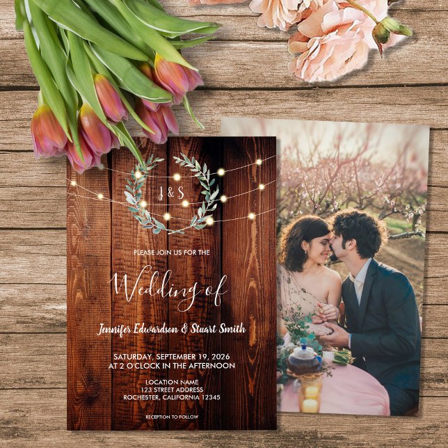 Invitation Lumières en fil avec bois rustique, photo de monog (Rustic wood string lights monogram photo Wedding Invitation. For your rusic country wedding.)