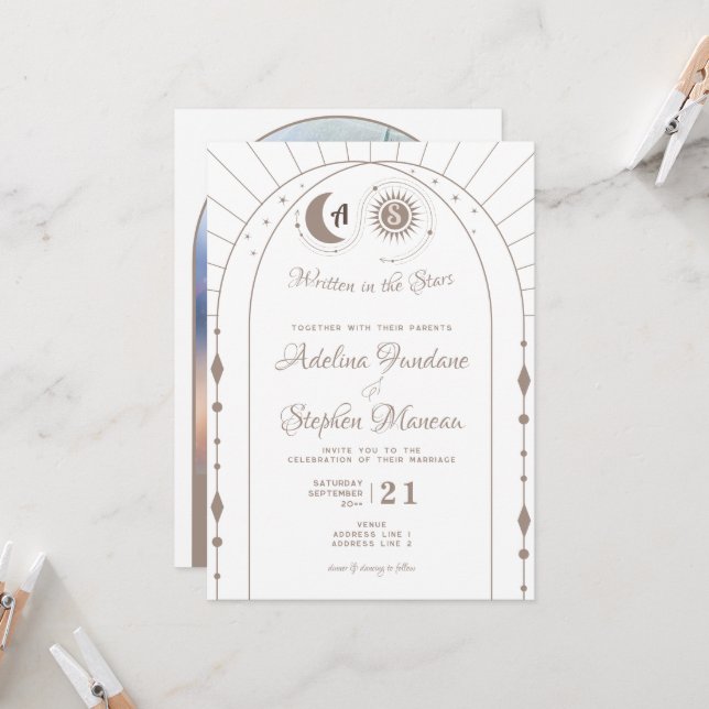 Invitation Lune céleste et crête de monogramme solaire RSVP Q (Devant/Arrière en situation)