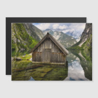 Boathouse dans le lac Obersee dans les Alpes en Al