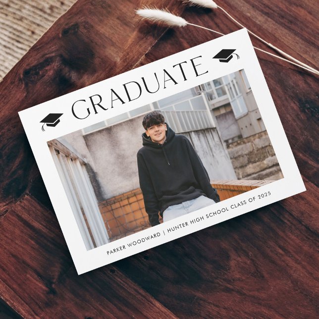 Invitation Magnétique Diplôme de Photo Simple (Simple black and white cap photo graduation announcement magnetic card.)