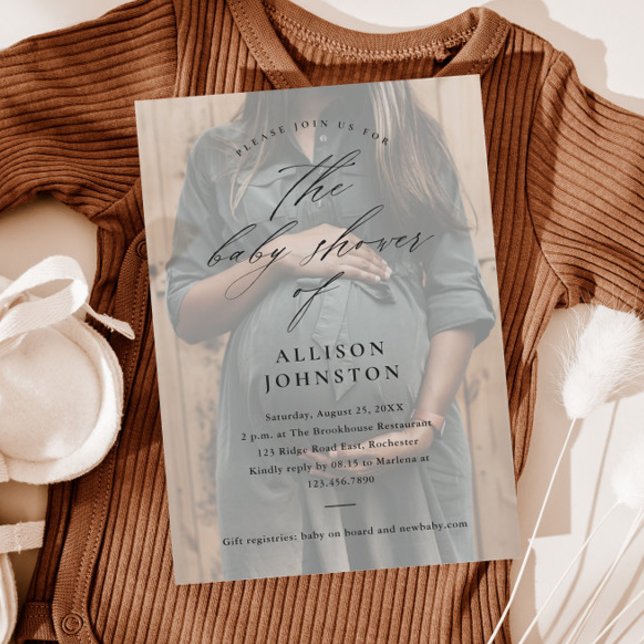 Invitation Magnétique Élégant Baby shower de superposition de photo de s (Elegant script overlay typography photo baby shower magnetic invitation.)