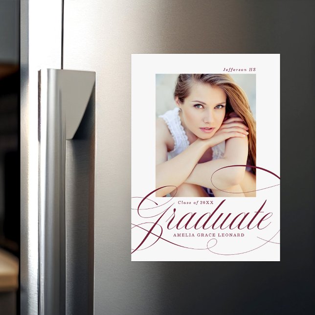 Invitation Magnétique Élégant Maroon Calligraphie Script Photo Graduatio (Créateur téléchargé)